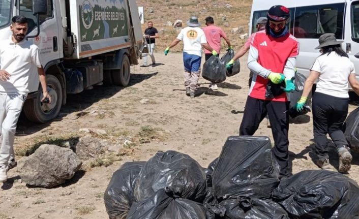 Esendere Belediyesi gönüllerle Sat Gölleri’nde çevre temizliği yaptı