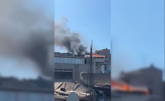 Esenler’de 5 katlı binada korkutan çatı yangını