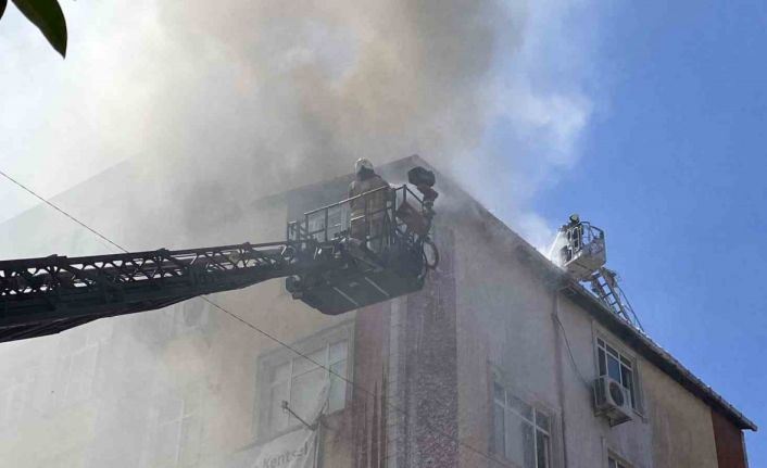 Esenler’de apartmanın çatısında çıkan yangın bitişiğindeki 2 binaya sıçradı