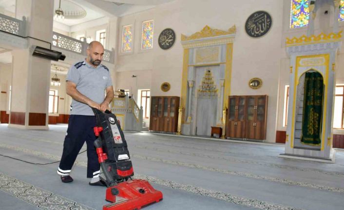 Esenyurt Belediyesi’nden camilere temizlik desteği