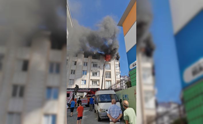 Esenyurt’ta 4 katlı binada çıkan yangın paniğe neden oldu