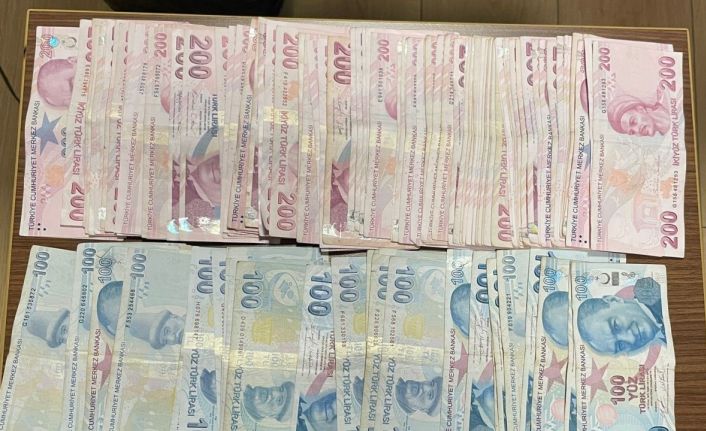 Esenyurt’ta polis ekipleri, otomobil torpidosuna zulalanmış uyuşturucu ele geçirdi