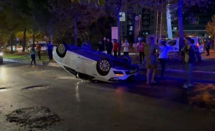 Esenyurt’ta sürücüsünün direksiyon hakimiyetini kaybettiği otomobil takla attı