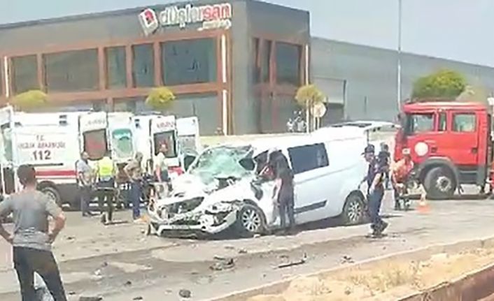 Eskişehir’de panelvan araç tıra arkadan çarptı: 1’i ağır 3 yaralı