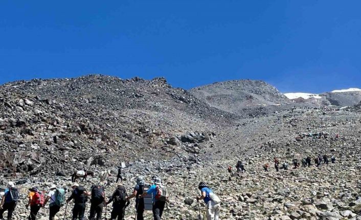 Eskişehirli 4 dağcı Ağrı Dağı’nın zirvesine tırmandı