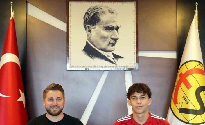 Eskişehirspor altyapı oyuncusu Ozan İsmail Cörüt ile sözleşme imzaladı