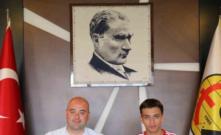 Eskişehirspor genç sporcu ile profesyonel sözleşme imzaladı