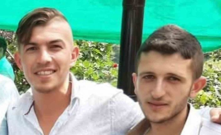 Evinde 2 arkadaşını öldürüp teslim oldu