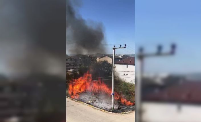 Evlerin bitişiğinde çıkan yangın korkuttu