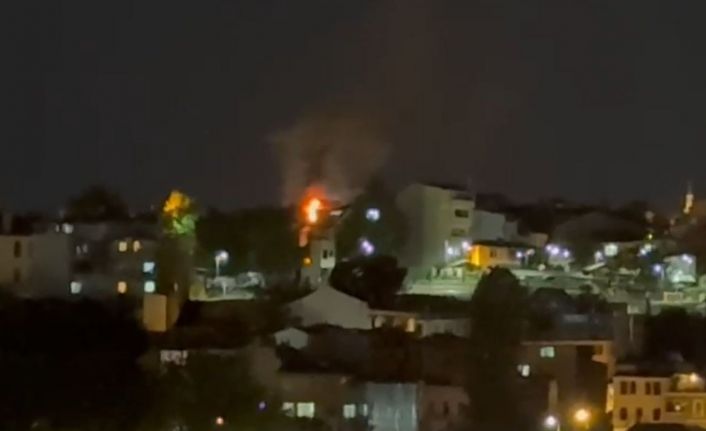 Fatih’te 3 katlı binanın çatı katı alev alev yandı
