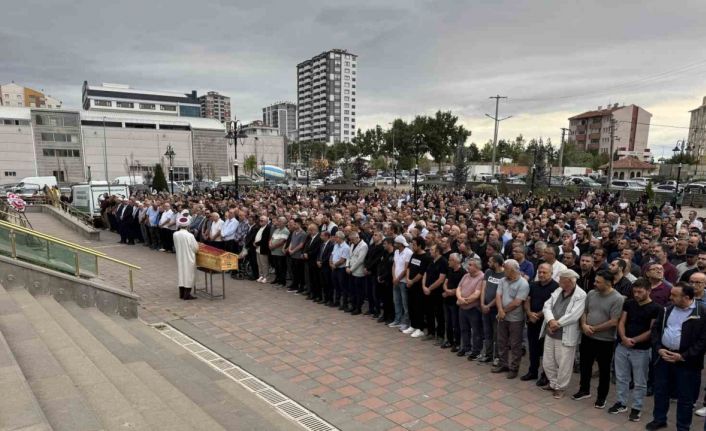 Feci kazada ölen çocuk gözyaşları arasında toprağa verildi