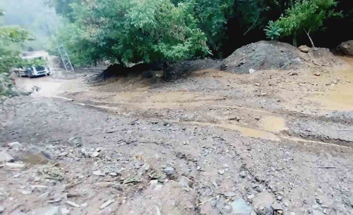 Feke’de sağanak sonrası dereler taştı, yollar kapandı