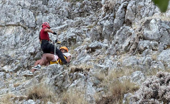 Fethiye’de kayalık alana sert inen paraşütçü ve yolcusu kurtarıldı