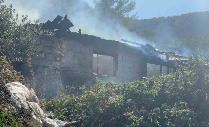 Fethiye’de madde bağımlısı olduğu iddia edilen genç evi ateşe verdi