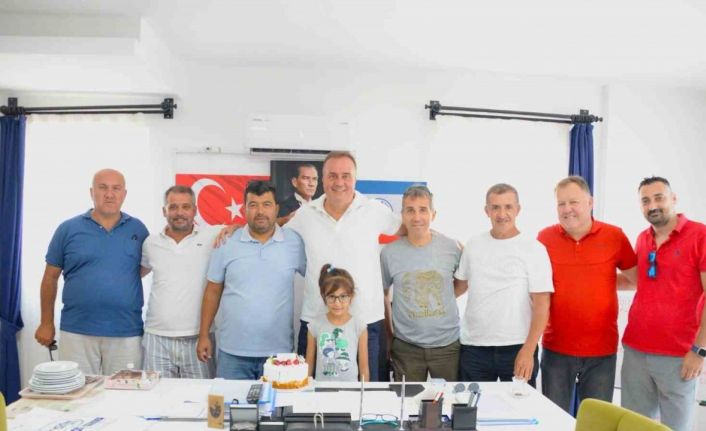 Fethiyespor Teknik direktörü Dinçel’e Çifte Doğum Günü Kutlaması