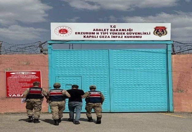 FETÖ/PDY üyesi samanlıkta yakalandı