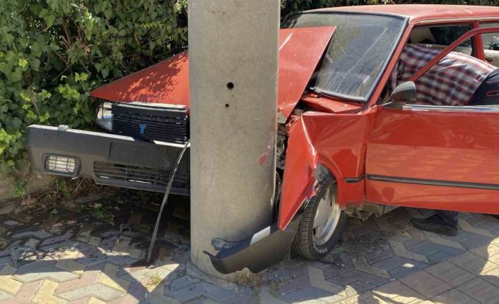 Fiat Tofaş otomobil önce araca, ardında beton direğe çarptı: 1 yaralı