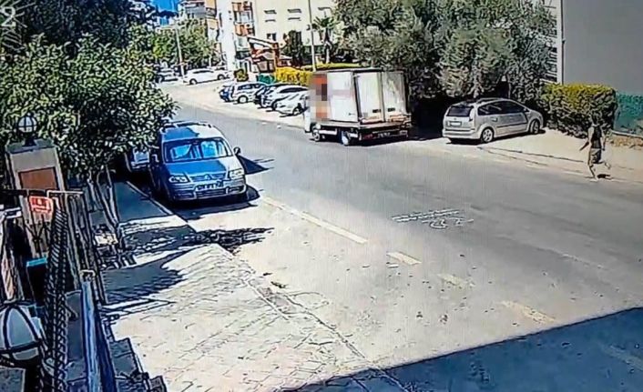 Freni boşalan kamyoneti durdurmak için sürücüsünün peşinden koştuğu anlar kamerada