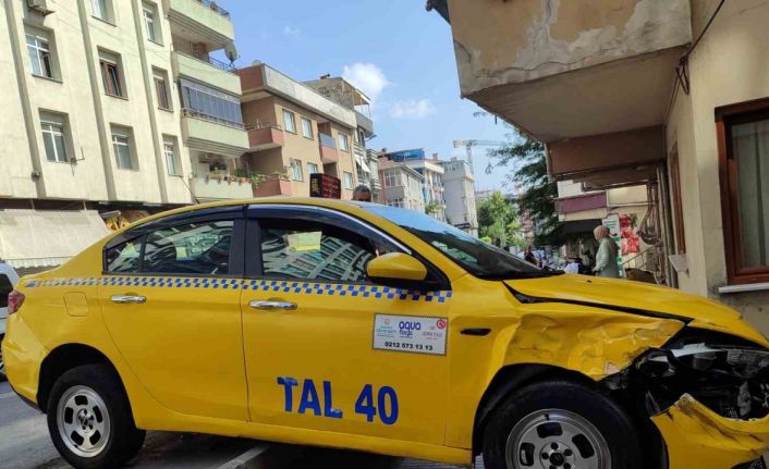 Freni boşalan ticari taksi bir binanın korkuluklarına çarparak durabildi
