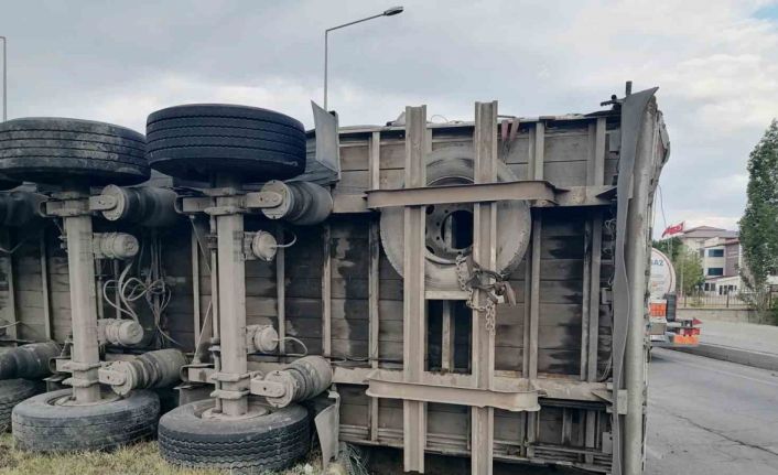 Freni boşalan tır dehşet saçtı