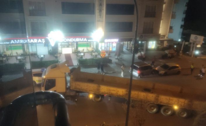 Freni çekilmeyen tır geri geri gitti, araçlara zarar verdi