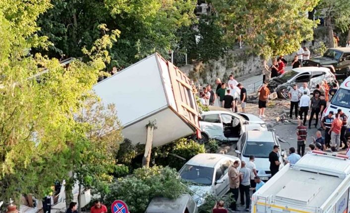 Freni patlayan kamyon 10 araca çarpıp, kanala düştü
