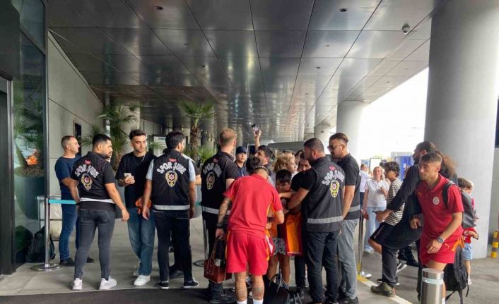 Galatasaray, ligin açılış maçı için Gaziantep’e gitti