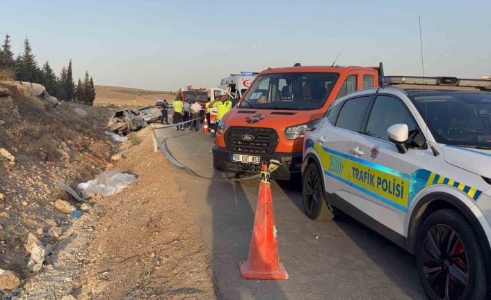 Gaziantep-Nizip karayolunda iki otomobilin çarpıştığı kazada ilk belirmelere göre 3 kişi hayatını kaybederken, 3 kişi de yaralandı.