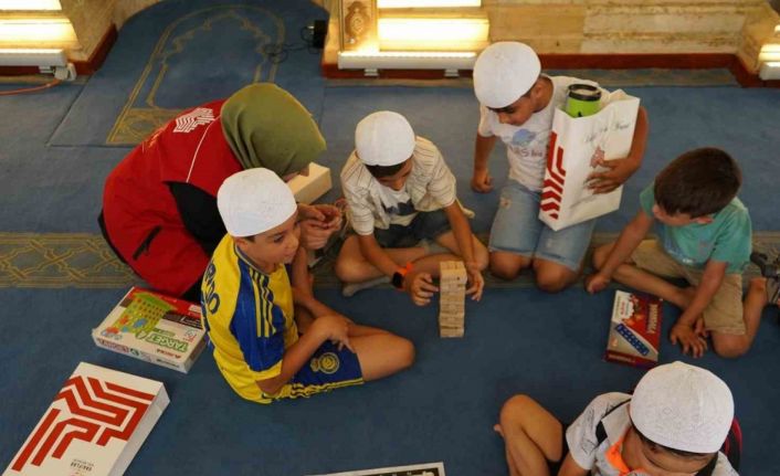 Gaziantep Vakıflar Bölge Müdürlüğü’nden Kur’an kursu öğrencilerine hediye