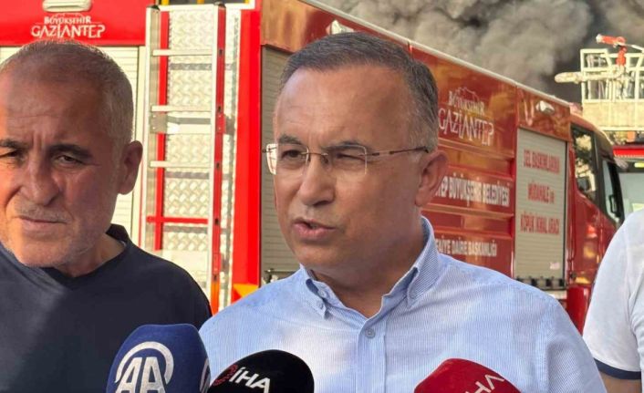 Gaziantep Valisi Çeber: "Yangını başka bir fabrikaya sirayet etmeden söndürmeye gayret ediyoruz"
