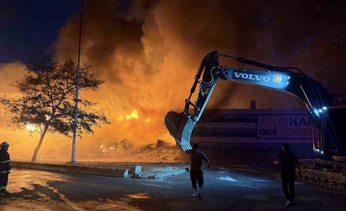 Gaziantep’te geri dönüşüm fabrikasındaki yangın 4. saatinde