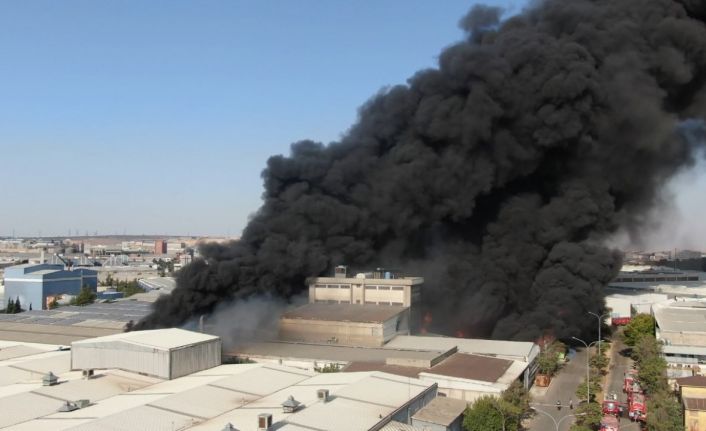 Gaziantep’te geri dönüşüm fabrikasındaki yangın havadan görüntülendi