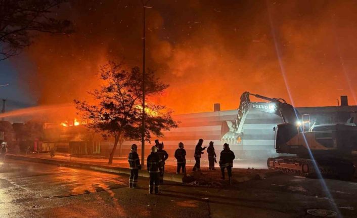 Gaziantep’te geri dönüşüm fabrikasındaki yangın kontrol altına alındı