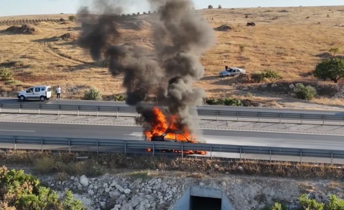 Gaziantep’te seyir halindeki otomobil alev topuna döndü: O anlar dron kamerasında
