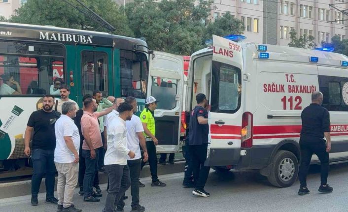 Gaziantep’te tramvayın çarptığı adam yaralandı