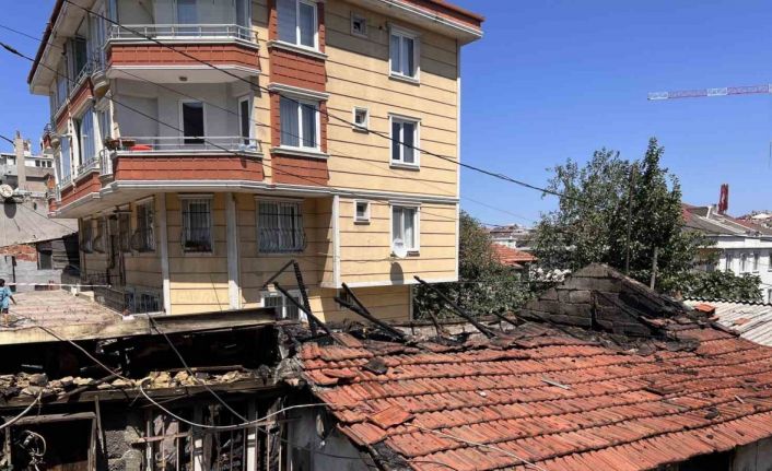 Gaziosmanpaşa’da gecekondu alevlere teslim oldu