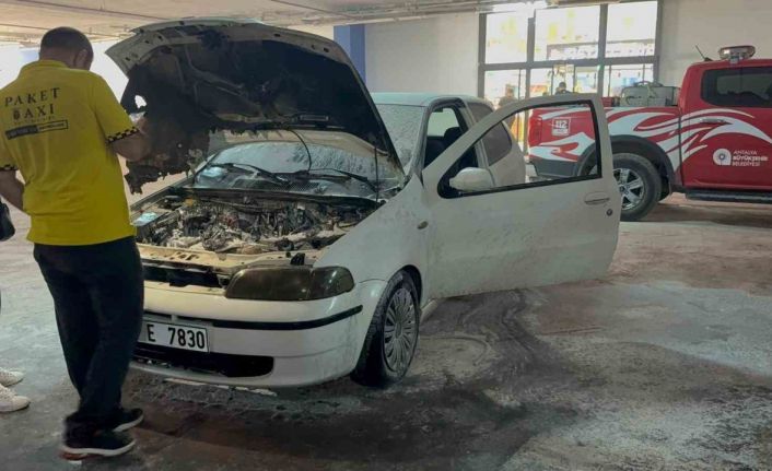 Gazipaşa’da AVM otoparkında otomobil yangını