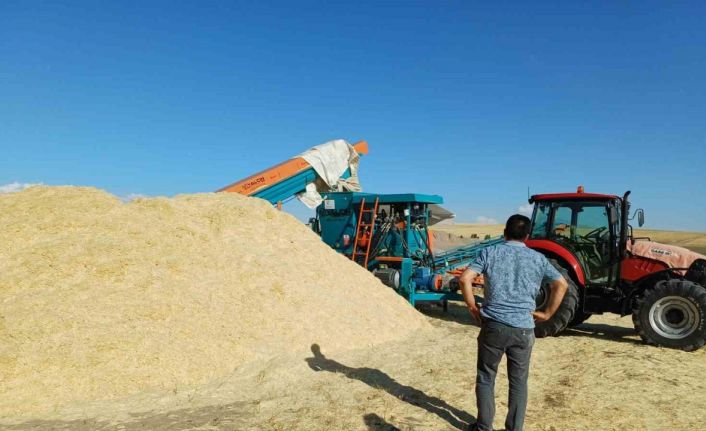 Geçen yıl tarlada çürüyen saman, bu yıl çiftçinin yüzünü güldürdü
