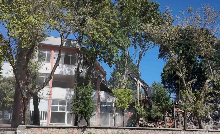 Gediz’de 43 yıllık Kızılay İşhanı yıkıldı