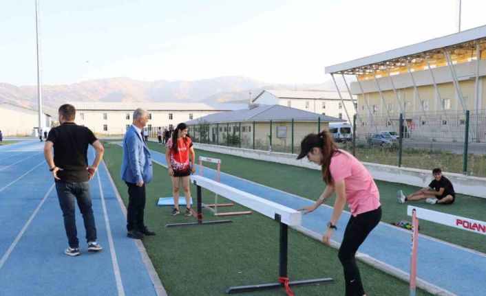 Genç atletler yaz spor okullarında ter döküyor