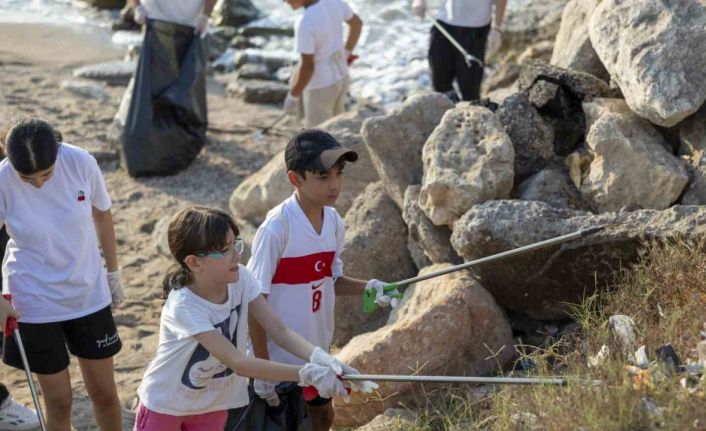 Genç fenomenin temizlik akımına Mersin Büyükşehir Belediyesinden destek