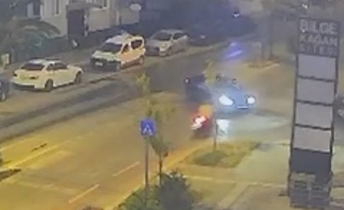 Genç motorcunun kaza anı kameralara böyle yansıdı