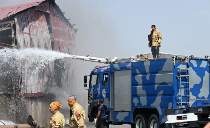 Geri dönüşüm depolarında çıkan yangının soğutma çalışmaları sürüyor