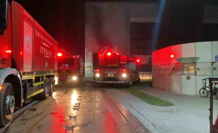 Geri dönüşüm fabrikasında yangın: Bir kişi dumandan etkilendi