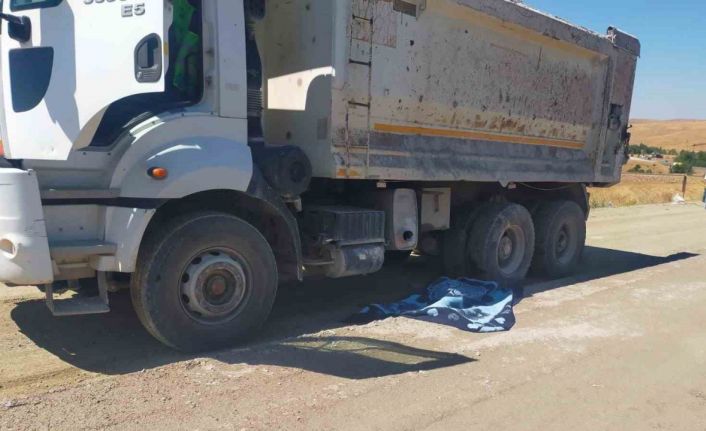 Geri manevra yapan kamyonun altında kalan işçi öldü