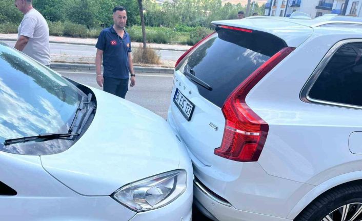 Gevaş’ta zincirleme kaza: 1 yaralı