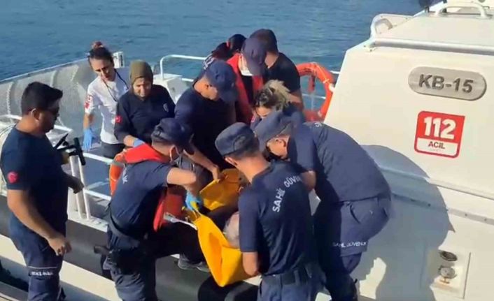 Gezi teknesinde rahatsızlanan vatandaşa Sahil Güvenlikten tıbbi tahliye