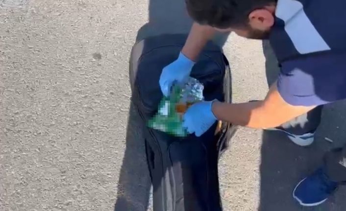 Gitar çantasındaki cips paketinden uyuşturucu çıktı