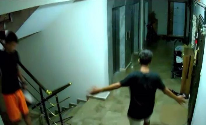 Göbek atarak ayakkabı çalan gençler kamerada