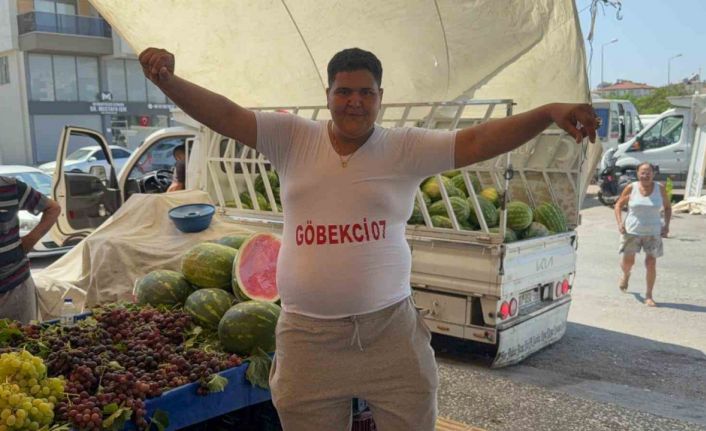 Göbek atarak karpuz satıyor